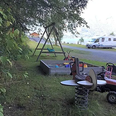 Nesset Fjordcamping מלון