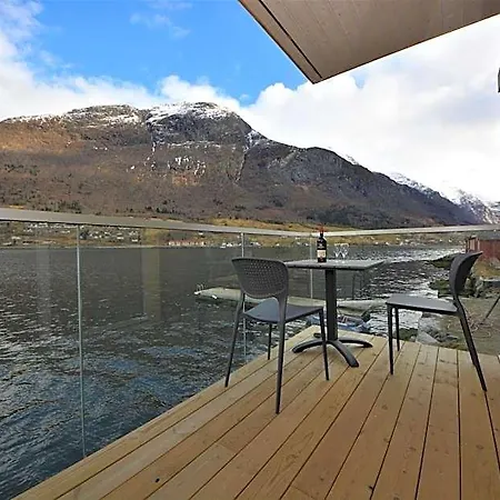 Nesset Fjordcamping Hotell *