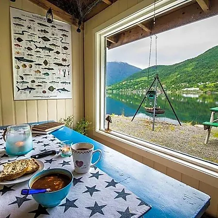 Nesset Fjordcamping מלון