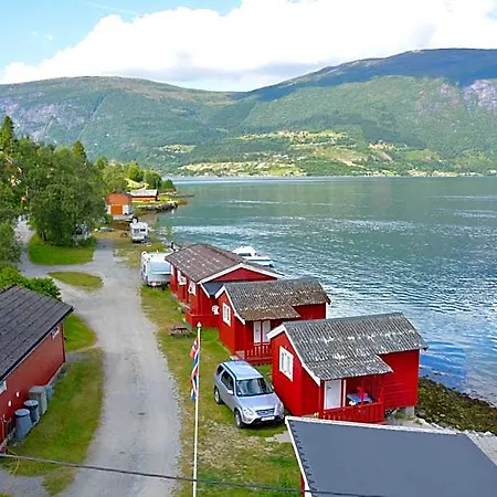 Nesset Fjordcamping מלון
