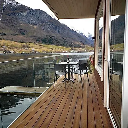 Nesset Fjordcamping מלון